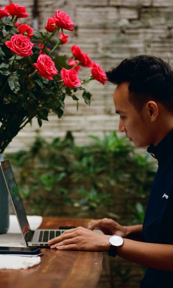 Homme travaillant sur ordinateur portable en extérieur